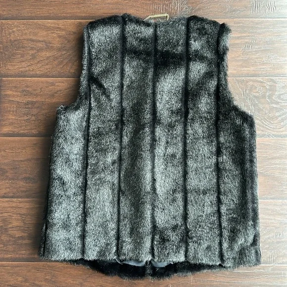Women’s Michael Kors black faux fur vest with gold link details size large - Picture 7 of 8
